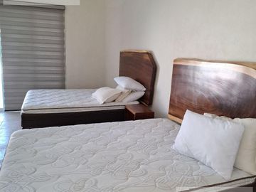 CASA EN VENTA EN CUERNAVACA, CON 8 HABITACIONES, ALBERCA CLIMATIZADA Y JARDÍN