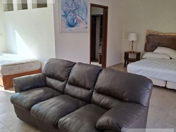 CASA EN VENTA EN CUERNAVACA, CON 8 HABITACIONES, ALBERCA CLIMATIZADA Y JARDÍN