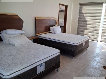 CASA EN VENTA EN CUERNAVACA, CON 8 HABITACIONES, ALBERCA CLIMATIZADA Y JARDÍN
