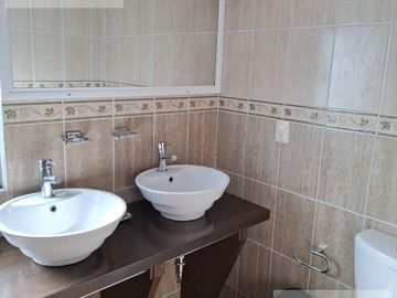 CASA EN VENTA EN CUERNAVACA, CON 8 HABITACIONES, ALBERCA CLIMATIZADA Y JARDÍN