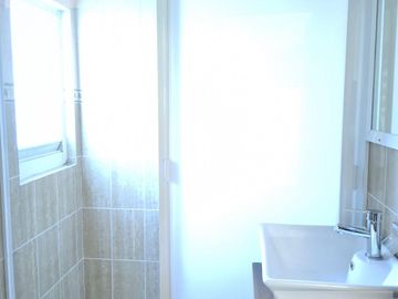 CASA EN VENTA EN CUERNAVACA, CON 8 HABITACIONES, ALBERCA CLIMATIZADA Y JARDÍN