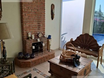 CASA EN VENTA EN CUERNAVACA, CON 8 HABITACIONES, ALBERCA CLIMATIZADA Y JARDÍN