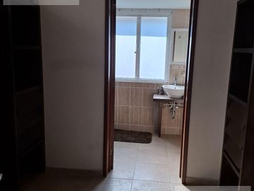CASA EN VENTA EN CUERNAVACA, CON 8 HABITACIONES, ALBERCA CLIMATIZADA Y JARDÍN