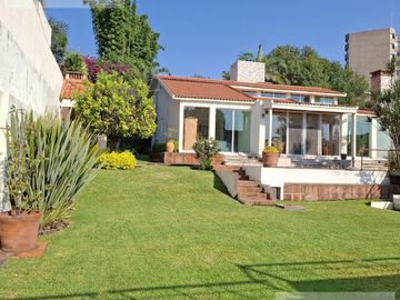 CASA EN VENTA EN CUERNAVACA, CON 8 HABITACIONES, ALBERCA CLIMATIZADA Y JARDÍN