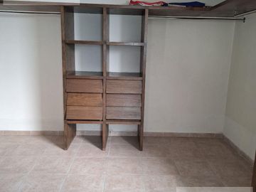 CASA EN VENTA EN CUERNAVACA, CON 8 HABITACIONES, ALBERCA CLIMATIZADA Y JARDÍN