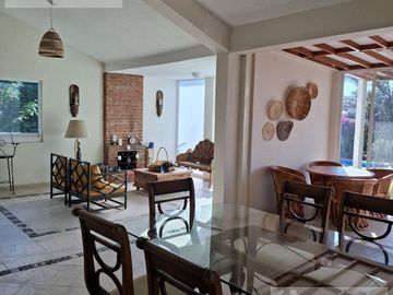 CASA EN VENTA EN CUERNAVACA, CON 8 HABITACIONES, ALBERCA CLIMATIZADA Y JARDÍN