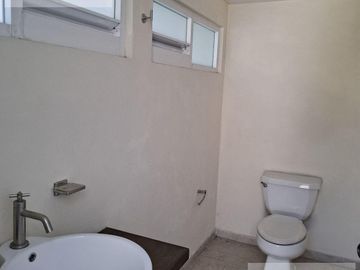 CASA EN VENTA EN CUERNAVACA, CON 8 HABITACIONES, ALBERCA CLIMATIZADA Y JARDÍN