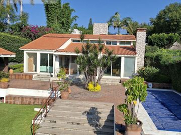 CASA EN VENTA EN CUERNAVACA, CON 8 HABITACIONES, ALBERCA CLIMATIZADA Y JARDÍN