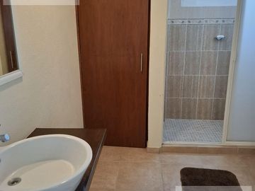 CASA EN VENTA EN CUERNAVACA, CON 8 HABITACIONES, ALBERCA CLIMATIZADA Y JARDÍN
