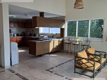 CASA EN VENTA EN CUERNAVACA, CON 8 HABITACIONES, ALBERCA CLIMATIZADA Y JARDÍN