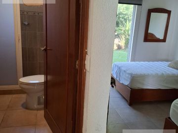CASA EN VENTA EN CUERNAVACA, CON 8 HABITACIONES, ALBERCA CLIMATIZADA Y JARDÍN