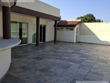 CASA EN VENTA EN CUERNAVACA, CON 8 HABITACIONES, ALBERCA CLIMATIZADA Y JARDÍN
