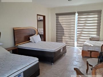 CASA EN VENTA EN CUERNAVACA, CON 8 HABITACIONES, ALBERCA CLIMATIZADA Y JARDÍN