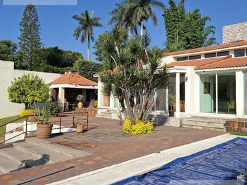CASA EN VENTA EN CUERNAVACA, CON 8 HABITACIONES, ALBERCA CLIMATIZADA Y JARDÍN