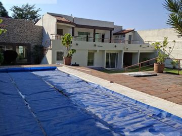 CASA EN VENTA EN CUERNAVACA, CON 8 HABITACIONES, ALBERCA CLIMATIZADA Y JARDÍN