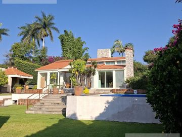 CASA EN VENTA EN CUERNAVACA, CON 8 HABITACIONES, ALBERCA CLIMATIZADA Y JARDÍN