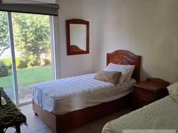 CASA EN VENTA EN CUERNAVACA, CON 8 HABITACIONES, ALBERCA CLIMATIZADA Y JARDÍN