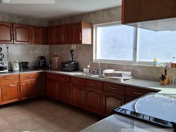 CASA EN VENTA EN CUERNAVACA, CON 8 HABITACIONES, ALBERCA CLIMATIZADA Y JARDÍN