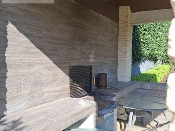 CASA EN VENTA EN CUERNAVACA, CON 8 HABITACIONES, ALBERCA CLIMATIZADA Y JARDÍN