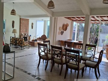 CASA EN VENTA EN CUERNAVACA, CON 8 HABITACIONES, ALBERCA CLIMATIZADA Y JARDÍN