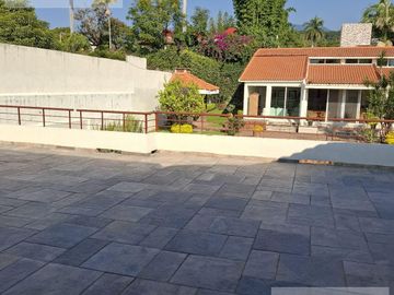 CASA EN VENTA EN CUERNAVACA, CON 8 HABITACIONES, ALBERCA CLIMATIZADA Y JARDÍN