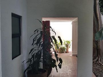 CASA EN VENTA EN JARDINES DE TLALTENANGO, UN NIVEL CON VIGILANCIA