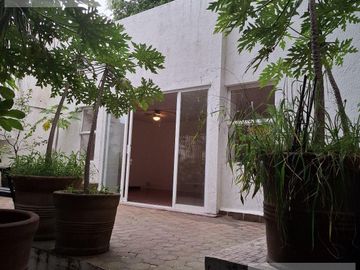 CASA EN VENTA EN JARDINES DE TLALTENANGO, UN NIVEL CON VIGILANCIA