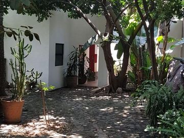 CASA EN VENTA EN JARDINES DE TLALTENANGO, UN NIVEL CON VIGILANCIA
