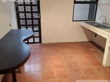 CASA EN VENTA EN JARDINES DE TLALTENANGO, UN NIVEL CON VIGILANCIA