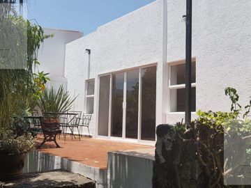 CASA EN VENTA EN JARDINES DE TLALTENANGO, UN NIVEL CON VIGILANCIA