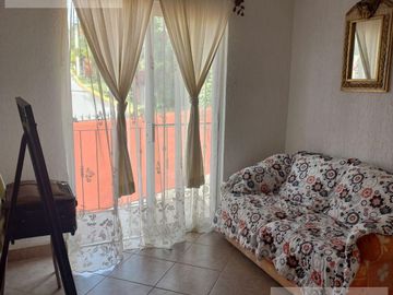 CASA EN VENTA EN CUERNAVACA, EN CONDOMINIO CON JARDÍN PRIVADO, ALBERCA COMUN Y VIGILANCIA