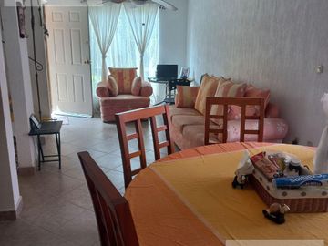CASA EN VENTA EN CUERNAVACA, EN CONDOMINIO CON JARDÍN PRIVADO, ALBERCA COMUN Y VIGILANCIA