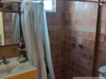 CASA EN VENTA EN CUERNAVACA, EN CONDOMINIO CON JARDÍN PRIVADO, ALBERCA COMUN Y VIGILANCIA