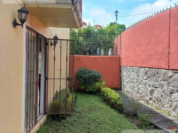 CASA EN VENTA EN CUERNAVACA, EN CONDOMINIO CON JARDÍN PRIVADO, ALBERCA COMUN Y VIGILANCIA