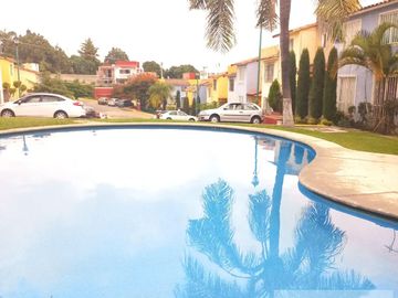 CASA EN VENTA EN CUERNAVACA, EN CONDOMINIO CON JARDÍN PRIVADO, ALBERCA COMUN Y VIGILANCIA