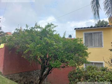 CASA EN VENTA EN CUERNAVACA, EN CONDOMINIO CON JARDÍN PRIVADO, ALBERCA COMUN Y VIGILANCIA