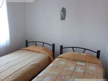 CASA EN VENTA EN CUERNAVACA, EN CONDOMINIO CON JARDÍN PRIVADO, ALBERCA COMUN Y VIGILANCIA