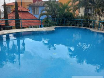 CASA EN VENTA EN CUERNAVACA, EN CONDOMINIO CON JARDÍN PRIVADO, ALBERCA COMUN Y VIGILANCIA
