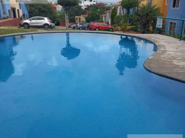 CASA EN VENTA EN CUERNAVACA, EN CONDOMINIO CON JARDÍN PRIVADO, ALBERCA COMUN Y VIGILANCIA