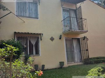 CASA EN VENTA EN CUERNAVACA, EN CONDOMINIO CON JARDÍN PRIVADO, ALBERCA COMUN Y VIGILANCIA