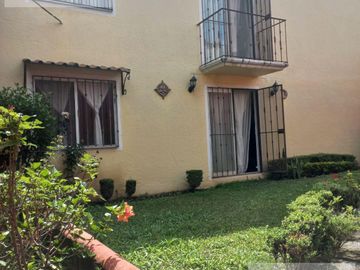 CASA EN VENTA EN CUERNAVACA, EN CONDOMINIO CON JARDÍN PRIVADO, ALBERCA COMUN Y VIGILANCIA