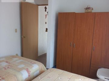 CASA EN VENTA EN CUERNAVACA, EN CONDOMINIO CON JARDÍN PRIVADO, ALBERCA COMUN Y VIGILANCIA