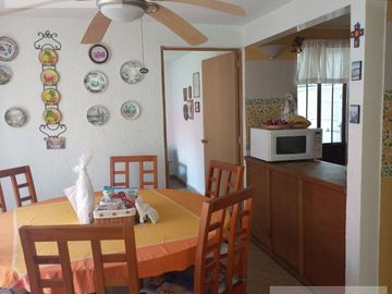 CASA EN VENTA EN CUERNAVACA, EN CONDOMINIO CON JARDÍN PRIVADO, ALBERCA COMUN Y VIGILANCIA