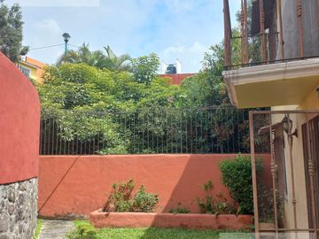 CASA EN VENTA EN CUERNAVACA, EN CONDOMINIO CON JARDÍN PRIVADO, ALBERCA COMUN Y VIGILANCIA