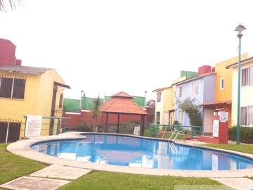 CASA EN VENTA EN CUERNAVACA, EN CONDOMINIO CON JARDÍN PRIVADO, ALBERCA COMUN Y VIGILANCIA