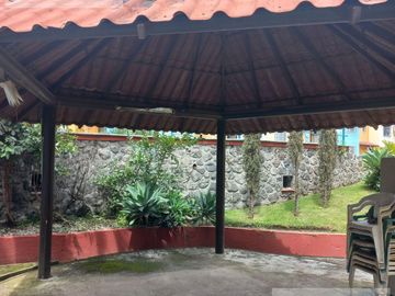 CASA EN VENTA EN CUERNAVACA, EN CONDOMINIO CON JARDÍN PRIVADO, ALBERCA COMUN Y VIGILANCIA