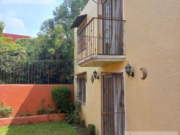CASA EN VENTA EN CUERNAVACA, EN CONDOMINIO CON JARDÍN PRIVADO, ALBERCA COMUN Y VIGILANCIA