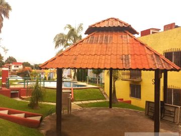 CASA EN VENTA EN CUERNAVACA, EN CONDOMINIO CON JARDÍN PRIVADO, ALBERCA COMUN Y VIGILANCIA