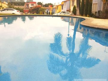 CASA EN VENTA EN CUERNAVACA, EN CONDOMINIO CON JARDÍN PRIVADO, ALBERCA COMUN Y VIGILANCIA