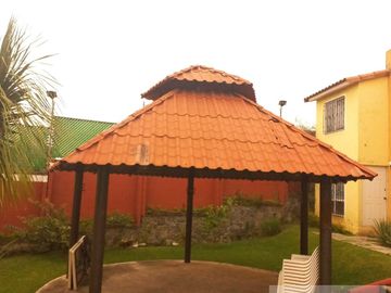 CASA EN VENTA EN CUERNAVACA, EN CONDOMINIO CON JARDÍN PRIVADO, ALBERCA COMUN Y VIGILANCIA